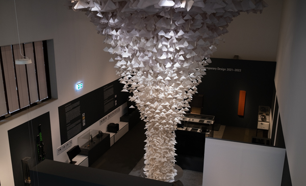 Eine sieben Meter hohe Skulptur zeigt 6000 Blätter aus Transparentpapier, die an einem Stahlbaum hängen und bei jedem Luftzug rascheln