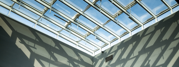 Blick durch das Glasdach der Folkwang Uni der Künste in Essen