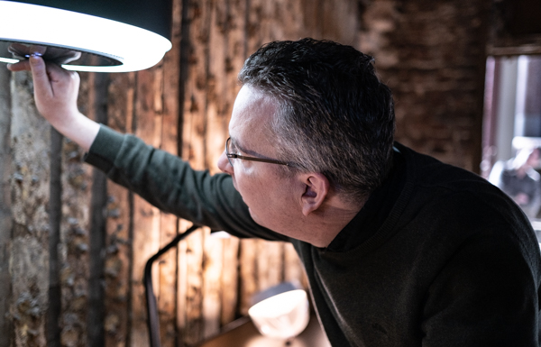 Felix Utermann überprüft den Leuchtring an einer Dunstabzugshaube.