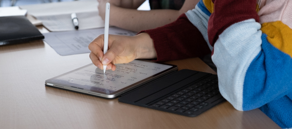 Studierende macht Notizen auf dem Tablet