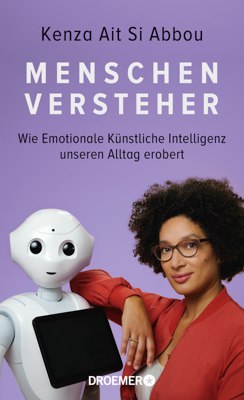 Buchcover: Vor lila Hintergrund steht Kenza Ait Si Abbou und lehnt an einem Roboter aus weißem Kunststoff